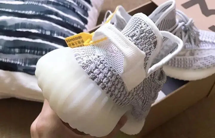 ADIDAS - YEEZY 350 LACETS RÉFLÉCHISSANTS - https://treadfitpro.com/