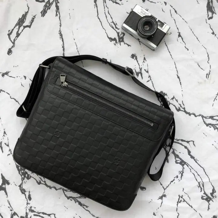 LOUIS VUITTON - SHOULDER BAG - https://treadfitpro.com/